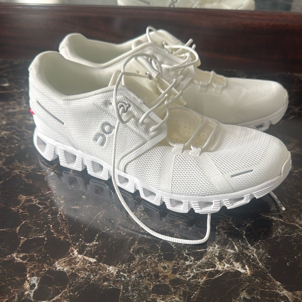 On Cloud Men's Sneakers NEW size 8